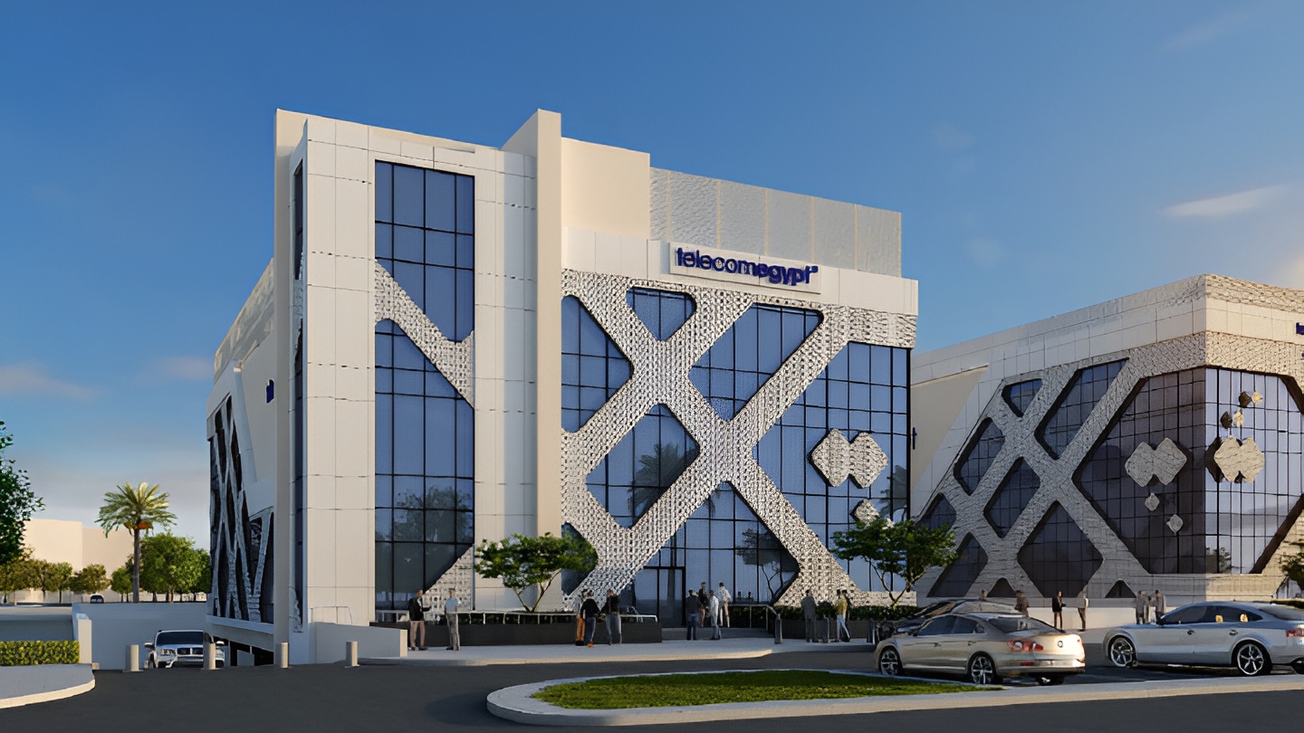 Visualisierung des RDH2-Rechenzentrums in Smart Village mit großflächigen Glasfassaden, geometrischen Fassadenelementen und dem Schriftzug von Telecom Egypt.