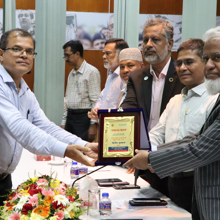 Bangladesh_CReLIC_01 A group of men from the National Local Government Day of Bangladesh is handing over a certificate to the CReLIC team leader.