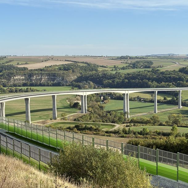 Gesamtansicht der Talbrücke kurz vor Verkehrsfreigabe 