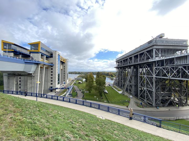 Overview of the new concrete ship lift and the historic steel ship lift standing side by side in Niederfinow.