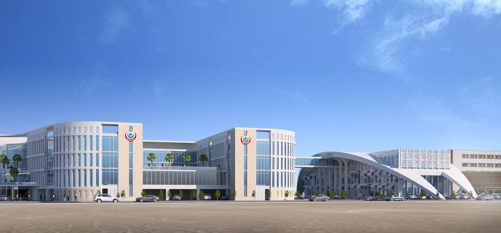 Architekturvisualisierung des Suez Medical Complex mit modernen Gebäudeflügeln, Glasfassaden und einem großen bogenförmigen Vordach über dem Eingang.