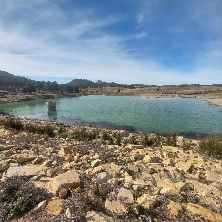 A lake in the middle of an arid landscape.