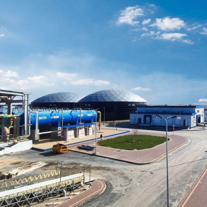 Prozessanlagen und Speichertanks der Meerwasserentsalzungsanlage Gabal Al-Galalah.